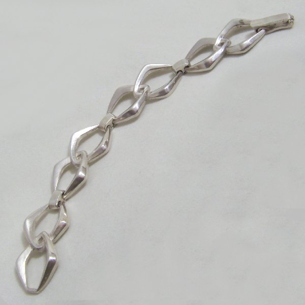 (b1266)Silver bracelet in rhombus style.